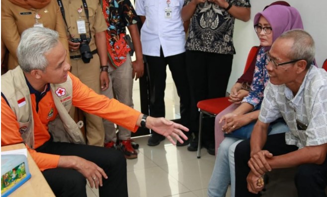 Dokumen - Gubernur Jawa Tengah Ganjar Pranowo berbincang dengan orang tua calon siswa di kantor Dinas Pendidikan dan Kebudayaan Jateng terkait PPDB 2019. (ANTARA)