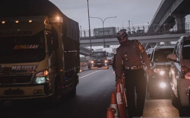 Petugas merapikan pembatas jalan di titik pemeriksaan kendaraan. ANTARA/Satlantas Polres Karawang