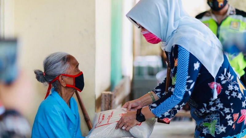 Bupati Klaten, Sri Mulyani (kanan), menyerahkan bantuan sembako kepada masyarakat terdampak banjir imbas jebolnya tanggul Sungai Gamping di Desa Karangasem, Kecamatan Cawas, Selasa (5/5/2020). Dokumentasi Pemkab Klaten