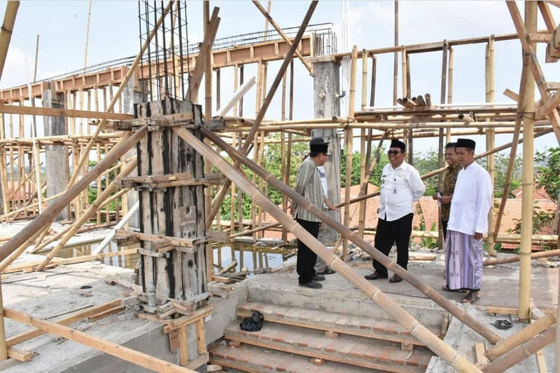 Bupati Pekalongan, Asip Kholbi (Ketiga kanan), meninjau pembangunan lantai 3 Gedung Kampus Institut Teknologi dan Sains NU (ITSNU) Pekalongan, Desember 2019. Dokumentasi ITSNU