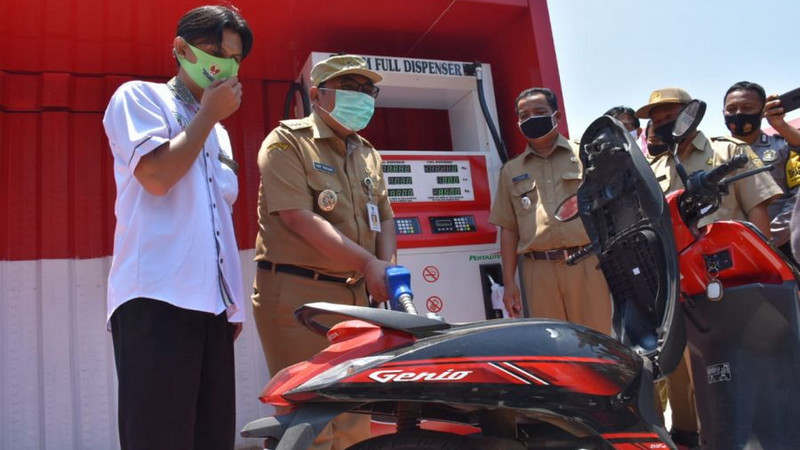 Bupati Pekalongan, Asip Kholbihi (kedua kiri), mengisi bahan bakar ke sepeda motor saat peluncuran Pertadesa yang diinisiasi BUMDes Jati Mandiri di Desa Karangjati, Kecamatan Wiradesa, Kabupaten Pekalongan, Jateng, Senin (14/9/2020). Dokumentasi Pemkab Pekalongan