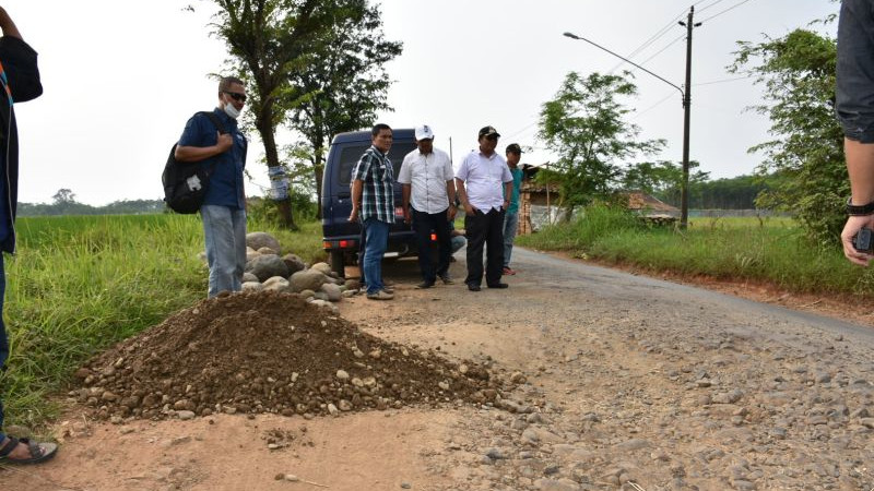 Bupati Pekalongan, Asip Kholbihi (kedua kanan), saat menginspeksi proyek perbaikan jalan yang rusak akibat proyek pembangunan tol di Kabupaten Pekalongan, Jateng, Minggu (3/6/2018). Dokumentasi Pemkab Pekalongan