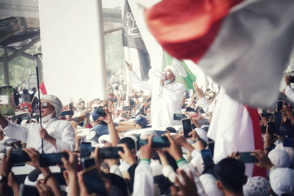 Pentolan FPI, Rizieq Shihab (tengah), berorasi di depan para pendukungnya saat tiba di Bandara Soekarno-Hatta, Tangerang, Banten, Selasa (10/11/2020). Twitter/@HabibRizieq_ID