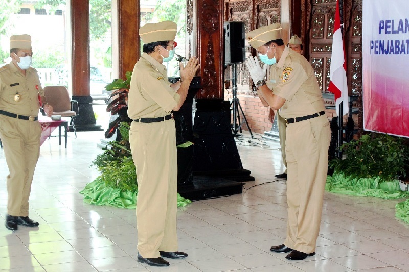 Bupati Semarang Mundjirin melantik Suko Mardiono sebagai Penjabat Sekretaris Daerah Kabupaten Semarang di pendapa rumah Dinas Bupati Semarang di Ungaran, Kamis (10/12/2020). Foto jatengprov.go.id