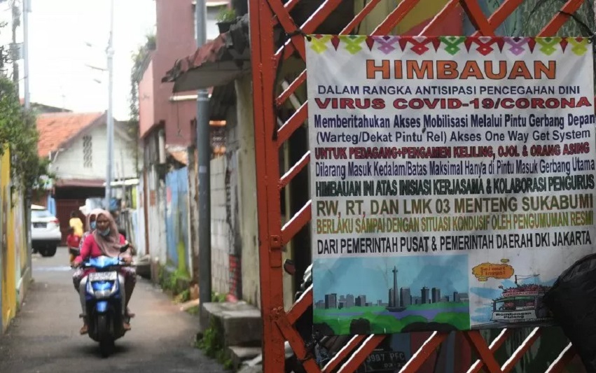 Warga mengendarai motor di wilayah karantina saat pemberlakuan pembatasan kegiatan masyarakat (PPKM) skala mikro hari pertama di kawasan Menteng, Jakarta, Selasa (9/2/2021). Foto Antara/Akbar Nugroho Gumay/rwa.
