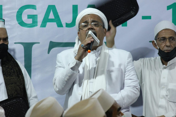 Pendiri FPI, Rizieq Shihab (tengah), memberikan ceramah saat acara Maulid Nabi di Sekretariat FPI, kawasan Petamburan, Jakarta Pusat, Sabtu (14/11/2020). Twitter/@DPPFPI_ID