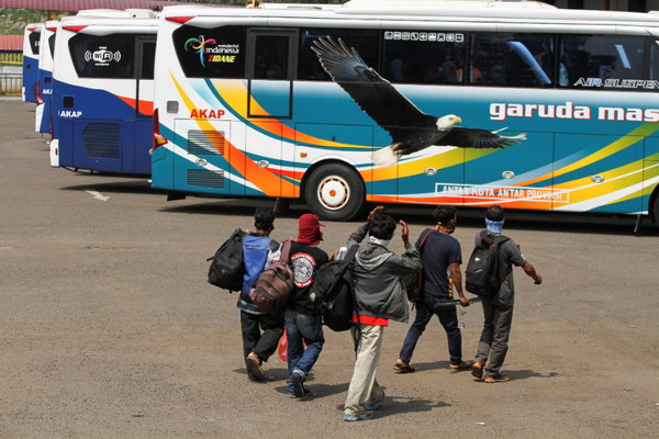 Sejumlah calon penumpang bersiap naik bus di area Terminal Jatijajar, Kota Depok, Jabar, Kamis (23/4/2020). Foto Antara/Asprilla Dwi Adha