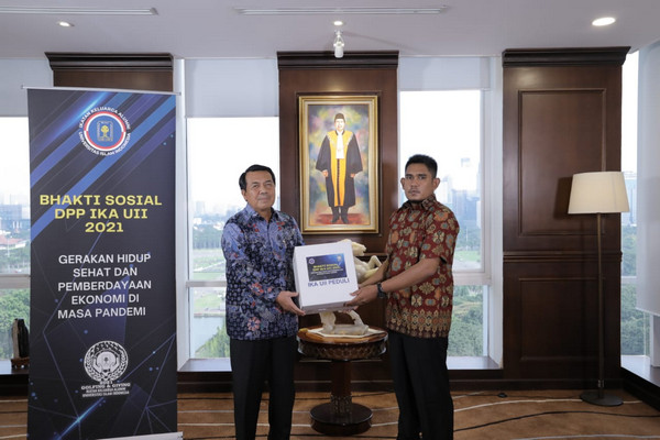 Ketua Umum DPP IKA UII sekaligus Ketua MA, Muhammad Syarifuddin (kiri), secara simbolis menyerahkan bantuan kepada kaum papa di Gedung MA, DKI Jakarta, pada Senin (10/5/2021). Dokumentasi IKA UII