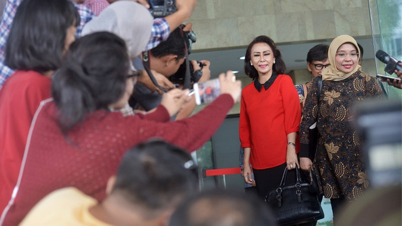 Mantan Pansel Capim KPK, Yenti Garnasih (kiri), Diani Sadiawati (kanan), dan Natalia Subagyo (tengah) berjalan keluar usai bertemu pimpinan KPK untuk membahas kelanjutan kasus-kasus KPK yang tertunda, Jakarta, pada Kamis (12/1/2019). Foto Antara/Yudhi Mahatma