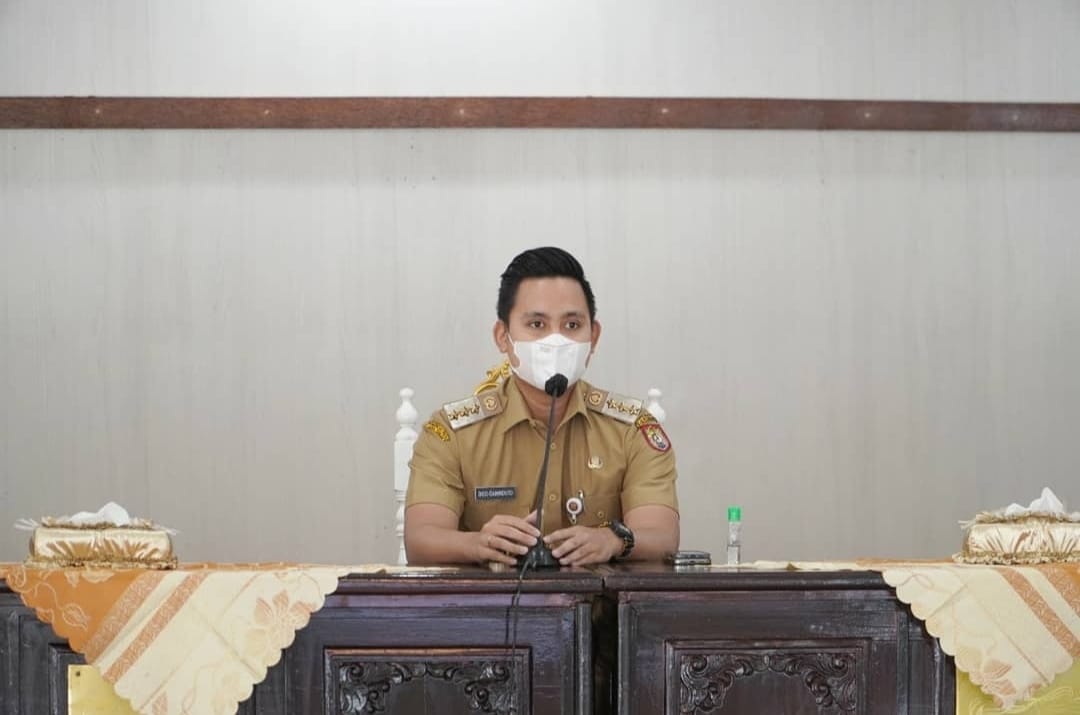 Bupati Kendal, Dico M. Ganindito memimpin Rakor Penanganan COVID-19, Senin (21/6). (Foto: Instagram @dinas_kominfokendal)