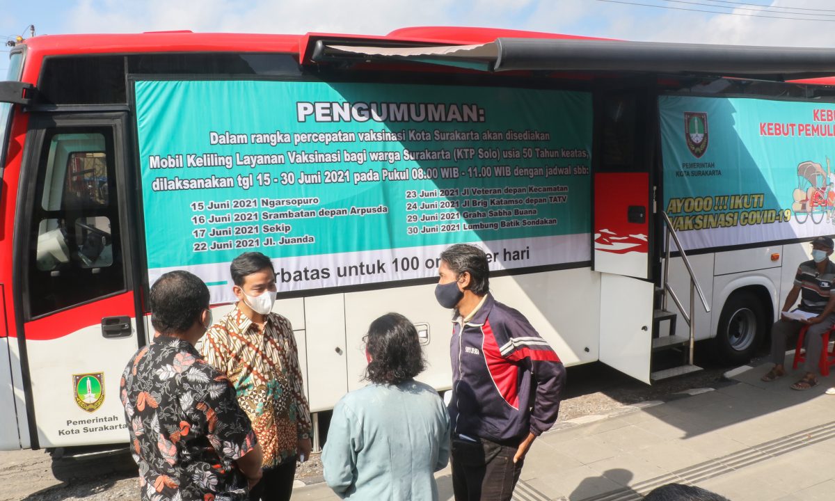 Wali Kota Surakarta, Gibran Rakabuming meninjau pelaksanaan program Vaksinasi Bus Keliling di depan Kelurahan Pucangsawit, Selasa (22/6). Foto: Surakarta.go.id