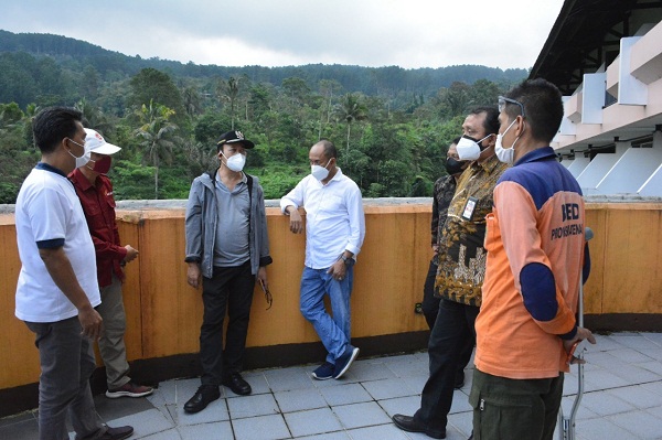 Bupati Husein bersama sejumlah kepala OPD meninjau  Hotel Rosenda Baturraden, Selasa (22/6). Foto: jatengprov.go.id