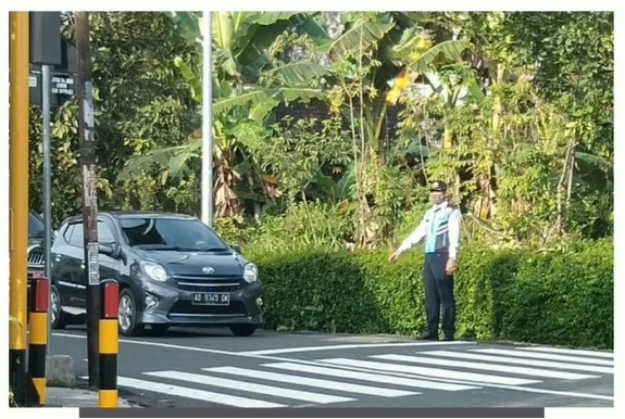 Petugas Dishub Boyolali mengatur lalulintas di persimpangan Kelurahan Siswodipuran, Kecamatan Boyolali, Rabu (23/6). Foto: Instagram @dishubboyolali