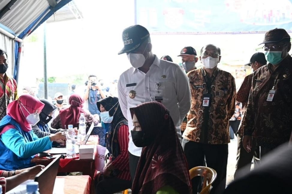Bupati Kebumen, Arif Sugiyanto memantau vaksinasi COVID-19 bagi pedagang di Pasar Prembun, Kamis (24/6). (Foto: Laman kebumenkab.go.id)