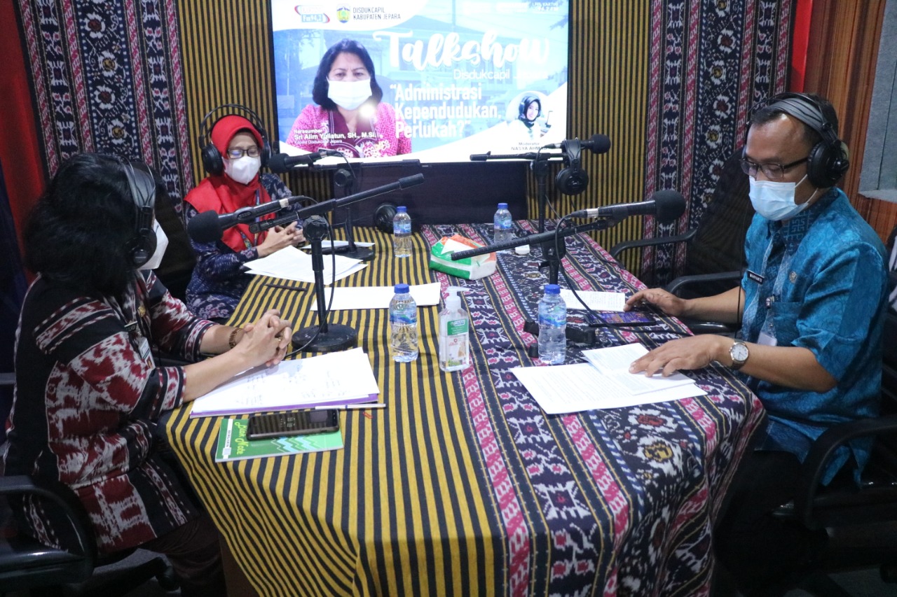 Kepala Disdukcapil dan pejabat terkait menghadiri Dialog Interaktif di LPPL Kartini FM Jepara, Rabu (30/6). Foto: laman jepara.go.id