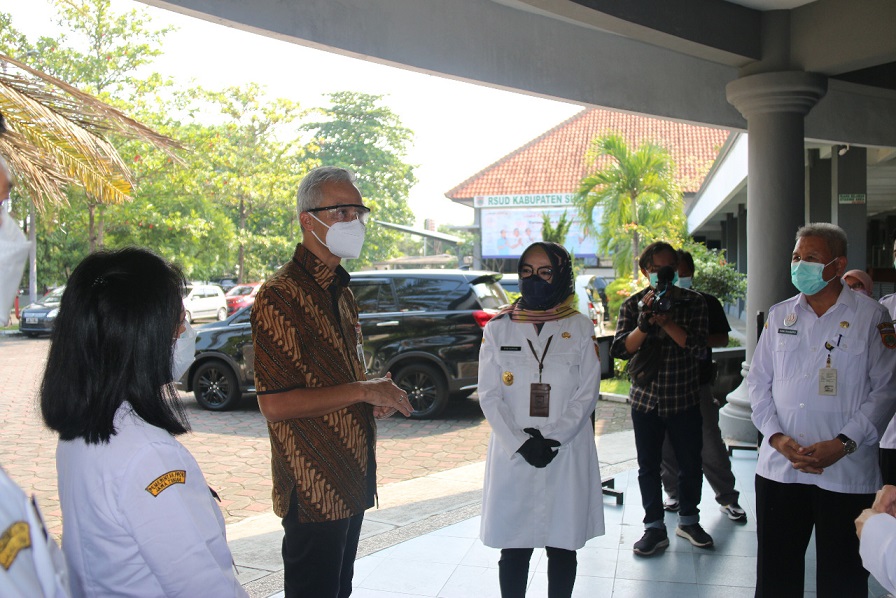 Bupati Sukoharojo mendampingi Gubernur Jateng, Ganjar Pranowo meninjau RSUD Ir. Soekarno, Rabu (30/6).
