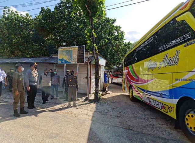 Bupati Gunungkidul bersama tim gabungan melakukan razia untuk menghalau wisatawan yang nekat berkunjung saat PPKM Darurat, Sabtu (3/7). (Foto: Instagram @sunaryanta.official)