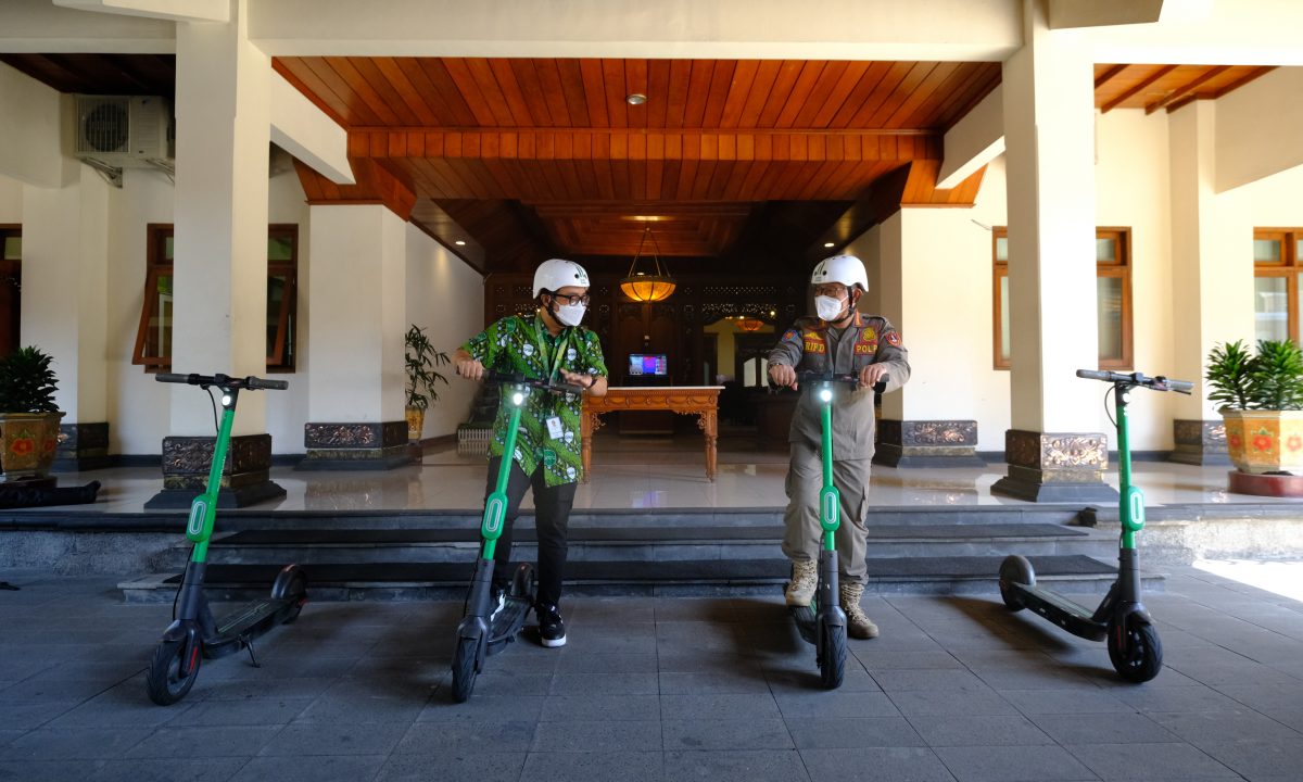 City Lead Grab Solo, Aditya Kundhala menyerahkan sejumlah Grab Wheels kepada Kepala Satpol PP Surakarta, Arif Darmawan, Senin (5/7).