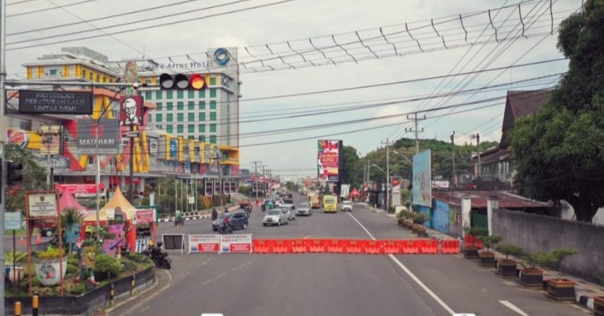 Penutupan akses masuk ke Kota Magelang menggunakan water barrier selama PPKM Darurat 3-20 Juli 2021. (Foto: Laman humas.magelangkota.go.id)