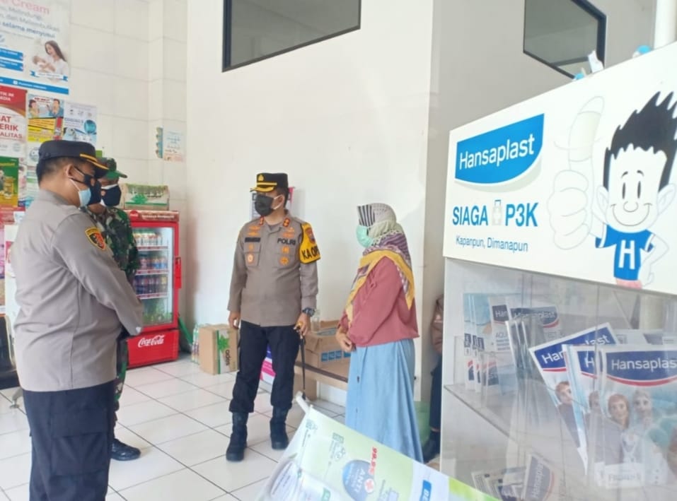 Kapolres Temanggung bersama tim saat meninjau harga dan stok obat di Apotek Sehat Abadi, Selasa (6/7). (Foto: laman mediacenter.temanggungkab.go.id)