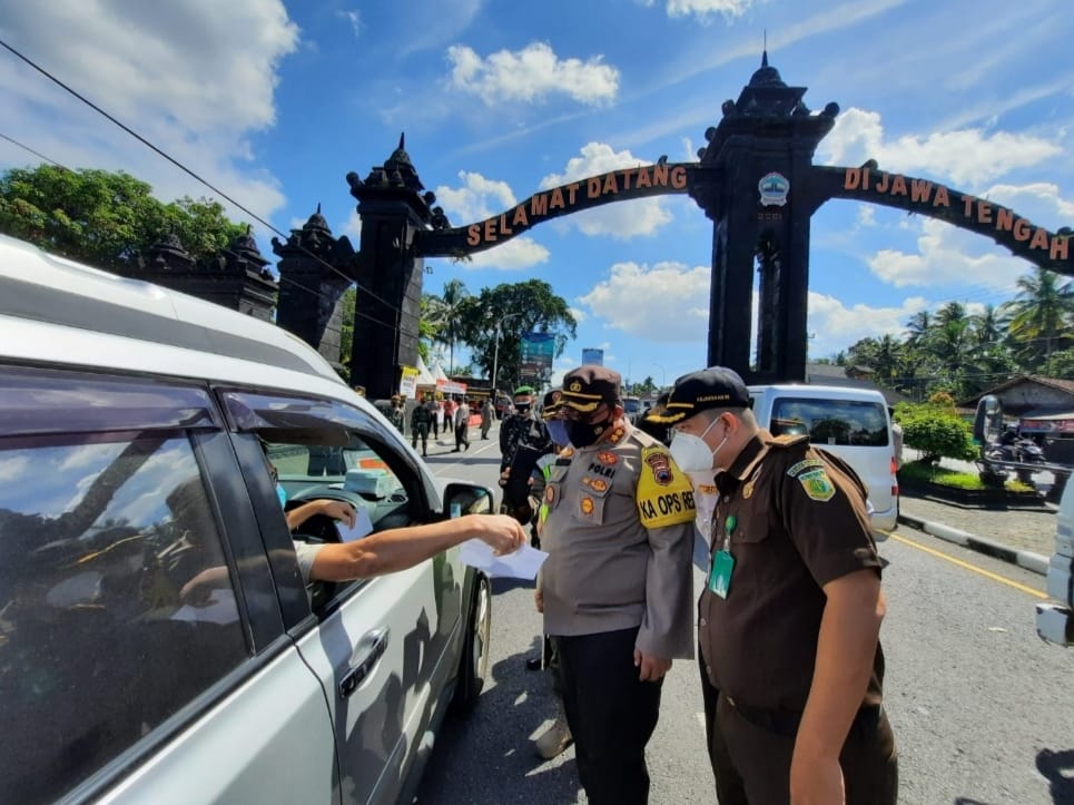 Kapolres Magelang mengecek dokumen kelengkapan perjalanan di perbatasan Magelang-Yogyakarta, Selasa (6/7). (Foto: Laman beritamagelang.id).