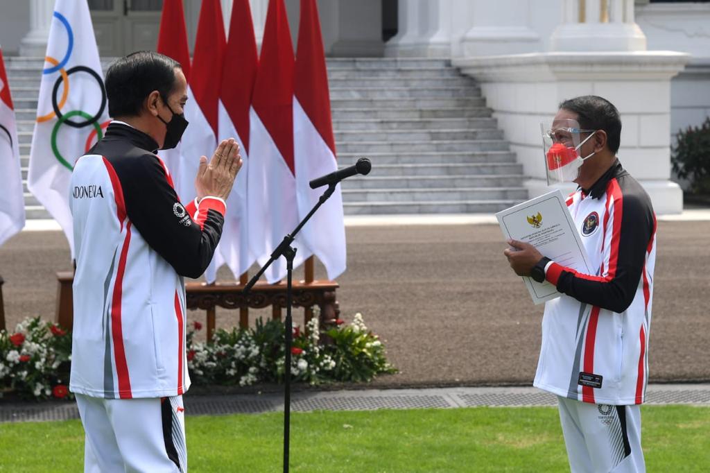 Presiden RI dan Menpora RI dalam pelepasan kontingen Indonesia yang akan berlaga di Olimpiade Tokyo 2020 di Istana Negara, Kamis (8/7).