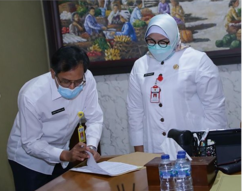 Bupati Sragen, Kusdinar Untung Yuni Sukowati menerima secara simbolis sertifat asset Pemda dari BPN, Rabu (7/7). Dokumentasi: instagram @kominfo.sragen