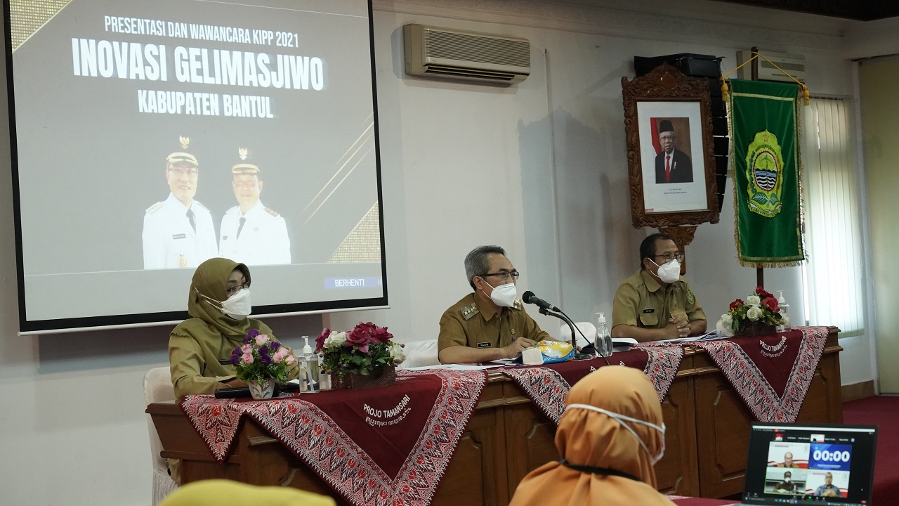 Bupati Bantul didampingi pejabat Dinkes saat meluncurkan Program Inovasi Gelimasjiwo (Gerakan Peduli Masyarakat Sehat Jiwo) di Gedung Induk Komplek Parasamya Bantul. Dokumentasi: Bantulkab.go.id