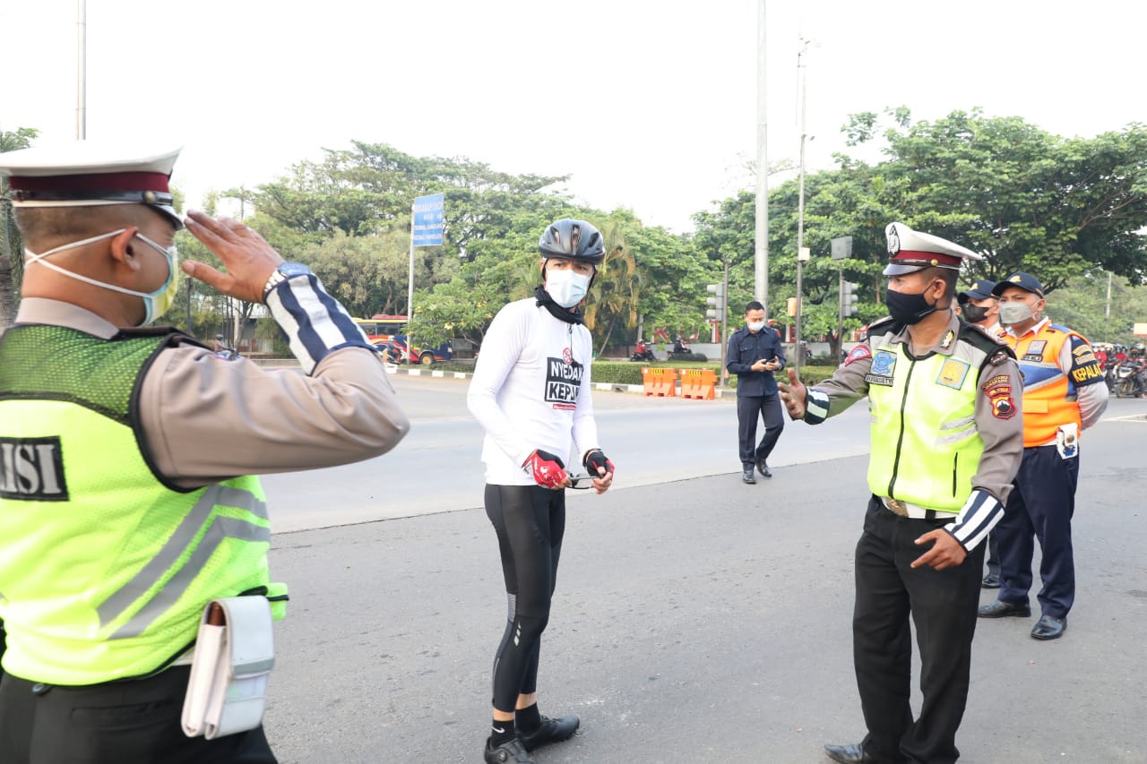Gubernur Jateng, Ganjar Pranowo meninjau mobilitas masyarakat di perbatasan Kota Semarang-Kabupaten Kendal, Jumat (9/7). Dokumentasi: jatengprov.go.id