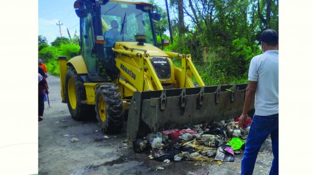 Petugas Dinas Lingkuhan Hidup (DLH) mengerahkan 1 alat berat untuk mengangkut sampah di jalan timur JEC, Sabtu (10/7). Dokumentasi: twitter @dlhbantul