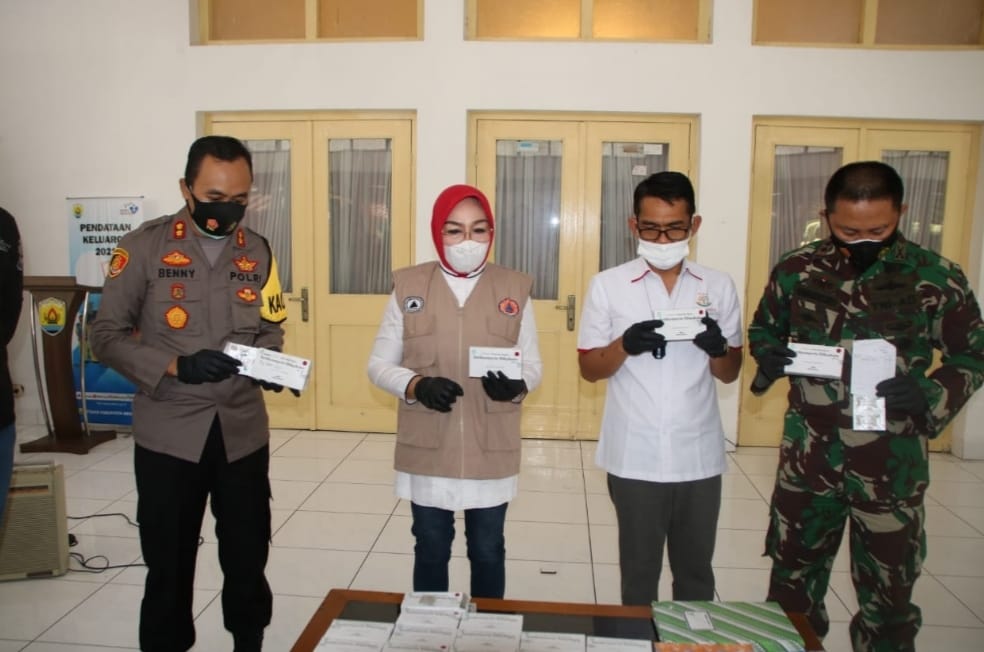 Bupati Grobogan, Sri Sumarni (kerudung merah) saat konferensi pers terkait apotek menjual harga obat di atas HET, Minggu (11/7). (Foto: Laman grobogan.go.id)