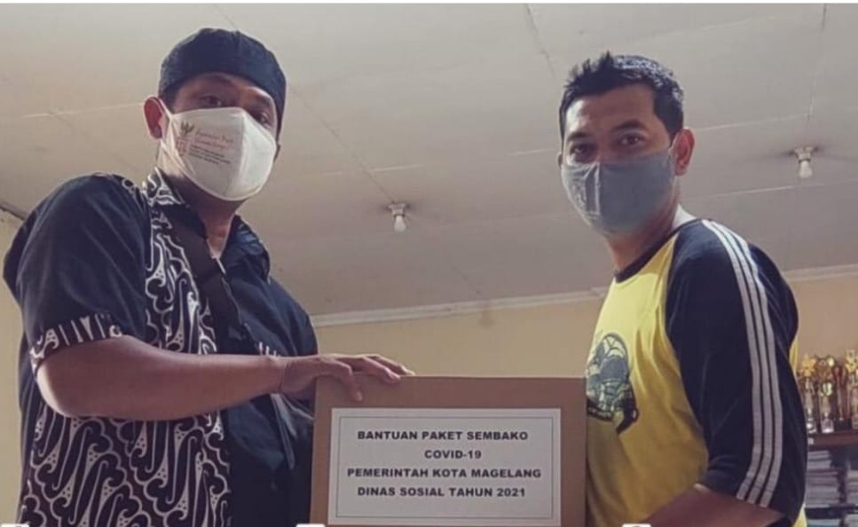 Petugas Dinsos Kota Magelang memberikan bantuan pangan bagi pasien Isoman. (Foto: humas.magelangkota.go.id).