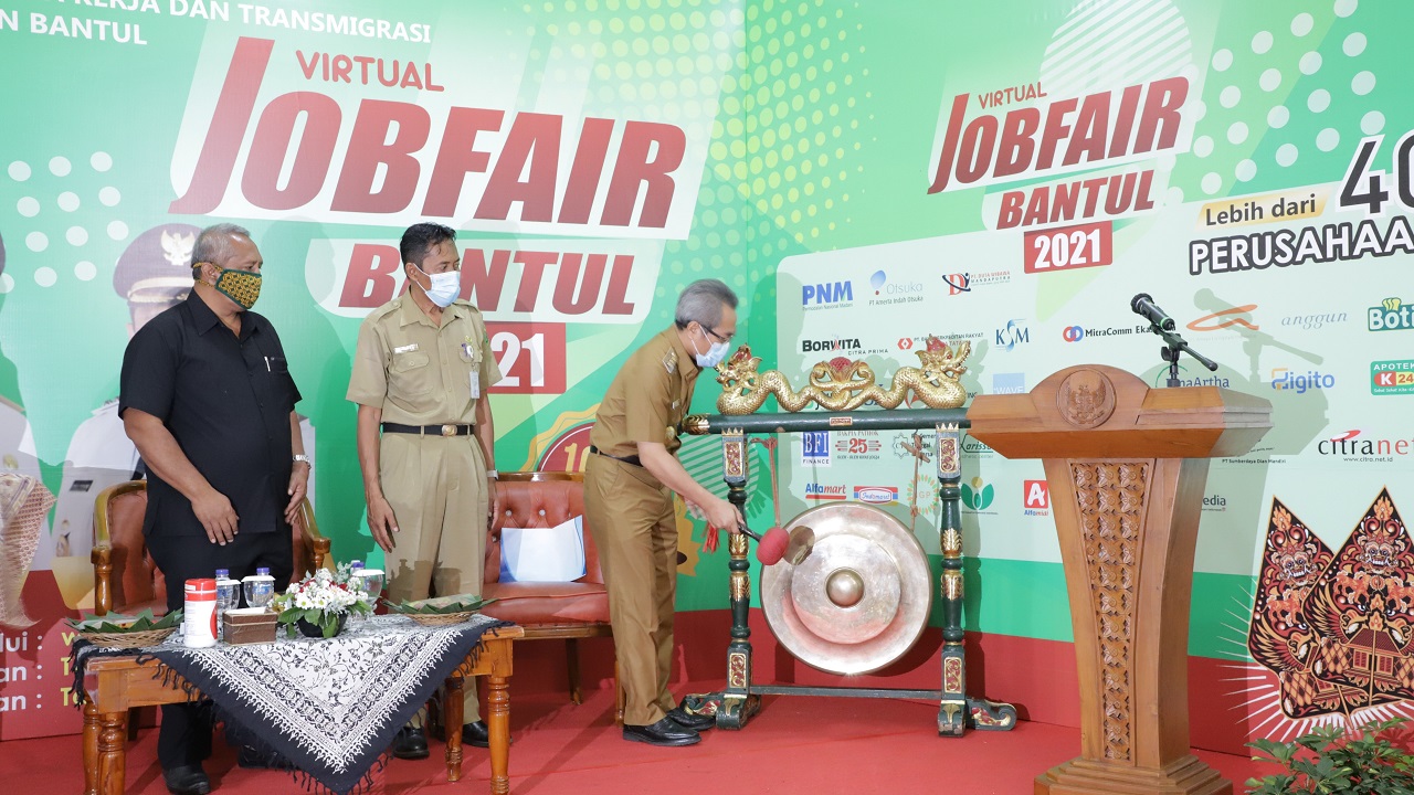 Bupati bantul didampingi Plt. Kepala Disnakertrans membuka secara simbolis Job Fair Virtual Bantul 2021, Senin (12/7). Dokumentasi: bantulkab.go.id