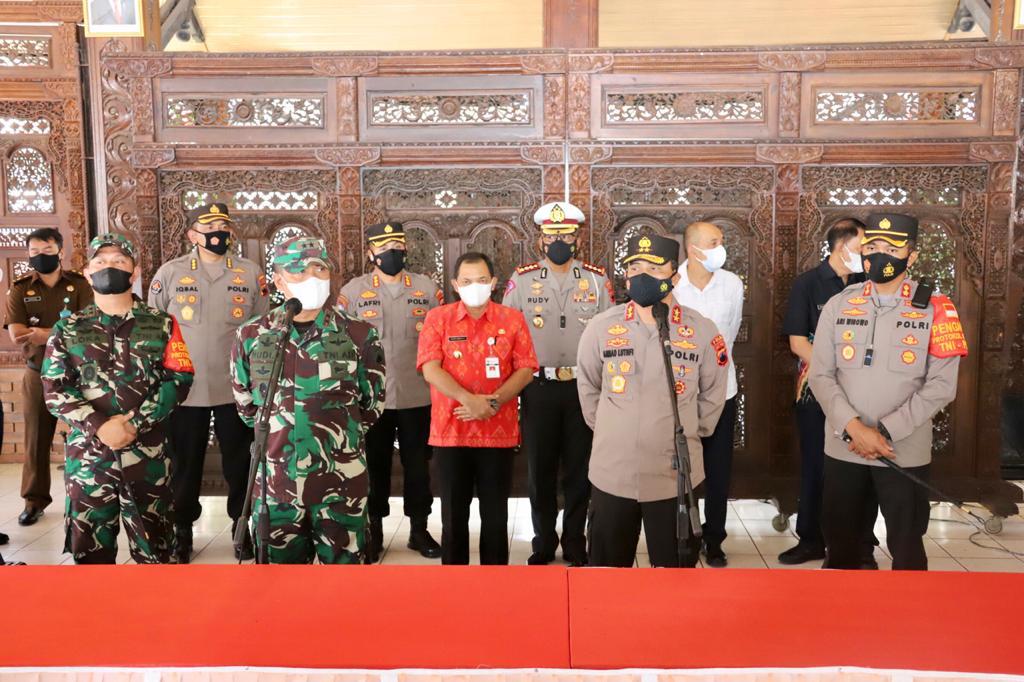 Kapolda Jateng didampingi Pangdam IV/Diponegoro dan pejabat kepolisian saat mengumumkan penutupan Exit Tol di Jateng, Selasa (13/7). Dokumentasi: tribatanews.jateng.polri.go.id