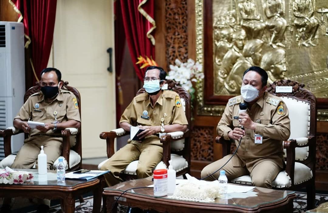 Wakil Bupati Pati, Saiful Arifin bersama pejabat OPD pada rapat replikasi program penanggulangan kemiskinan, Senin (12/7). Dokumentasi: jatengprov.go.id