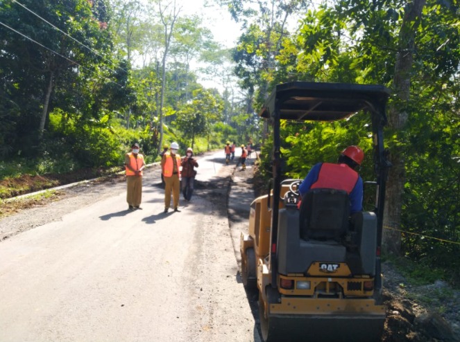 DPUPR Temanggung melaksanakan pembangunan infrastruktur Jalan Kranggan-Kaloran. (Foto: Laman mediacenter.temanggungkab.go.id)