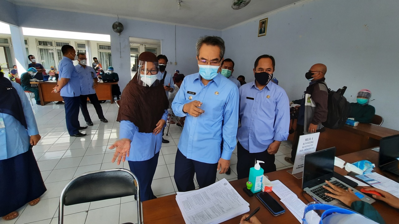 Bupati Bantul didampingi Kepala Disdag Bantul meninjau pelaksaaan vaksinasi di Pasar Pleret Sanden, Selasa (13/7). Dokumentasi: Bantulkab.go.id