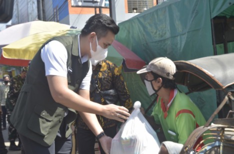 Bupati Kendal, Dico Ganinduto memberikan bantuan sembako bagi tukang becak yang terdampak PPKM Darurat, Kamis (15/7). (Foto: Laman kendalkab.go.id)