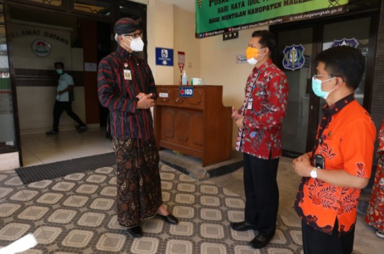 Juru Bicara Satgas Penanganan Covid-19 Kabupaten Magelang, Nanda Cahyadi Pribadi (baju merah) saat menemui Gubernur Jateng, Ganjar Pranowo, Kamis (15/7). (Foto: Laman beritamagelang.id)