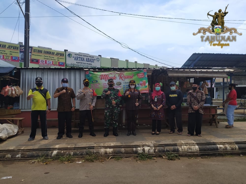 Unsur Forkopimda, kepala pela perangkat daerah, dan Forkopimcam meninjau lokasi Pasar Ngabul. Dokumentasi: DiskominfoJepara