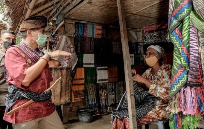 Menteri Pariwisata dan Ekonomi Kreatif, Sandiaga Salahuddin Uno saat mengunjungi salah satu desa wisata. (Foto: Laman kemenparekraf.go.id)