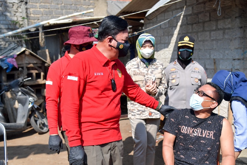 Kepala BIN, Budi Gunawan menghadiri kegiatan door to door Vaksinasi dan pembagian sembako di Kec. Mekarasi, Kabupaten Bandung Barat, Minggu (18/7). Dokumentasi: bin.go.id