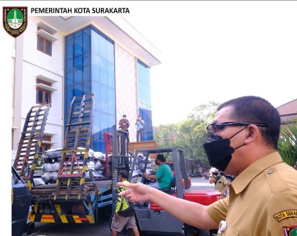 Wakil Wali Kota Surakarta, Teguh Prakosa saat memantau pendistribusian tabung oksigen. Dokumentasi: instagram @pemkot_solo