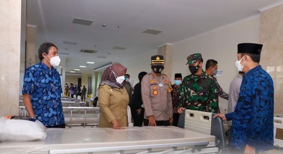 Bupati Sleman, Kustini Sri Purnomo (baju coklat) saat meresmikan RS Darurat Covid-19. (Foto: Instagram @humassleman).