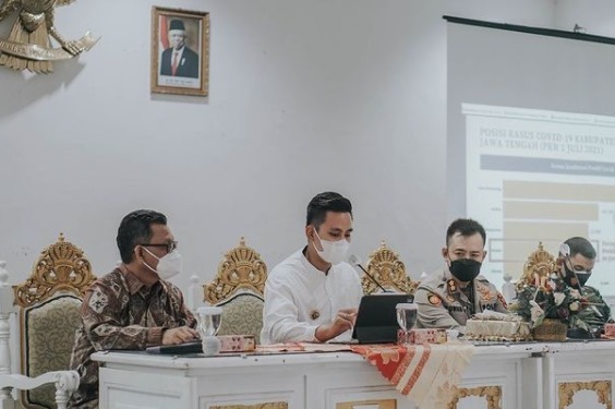 Bupati Kendal, Dico M. Ganinduto (baju putih) saat memimpin Rapat PPKM Darurat. (Foto: Instagram @dicoganinduto)