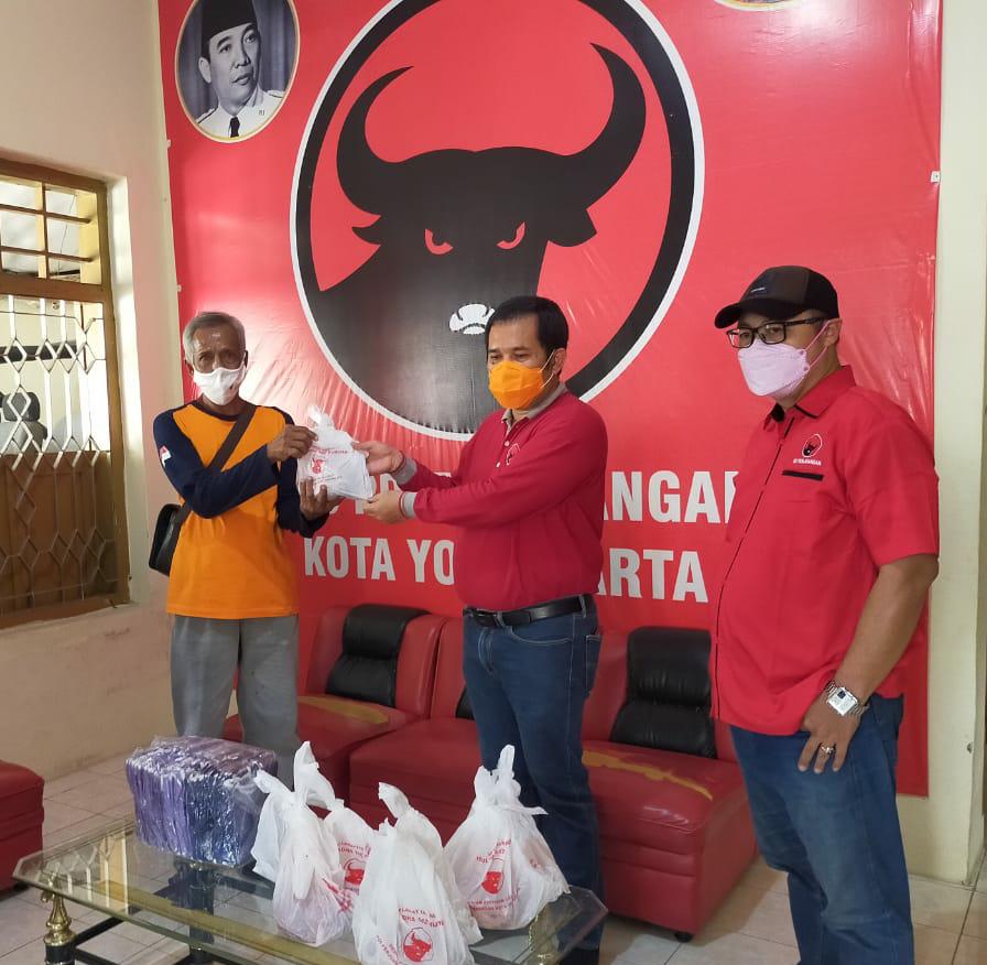 Ketua DPC PDI Perjuangan Kota Yogyakarta, Eko Suwanto menyerahkan bantun daging kurban di Baciro, Rabu (21/7). Dokumetasi: DPC PDI Perjuangan Kota Yogyakarta