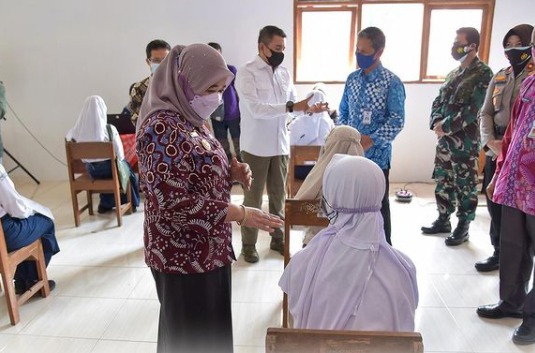 Bupati Sleman, Kustini Sri Purnomo meninjau pelaksanaan vaksinasi bagi siswa, Rabu (21/7). (Foto: Instagram @humassleman)
