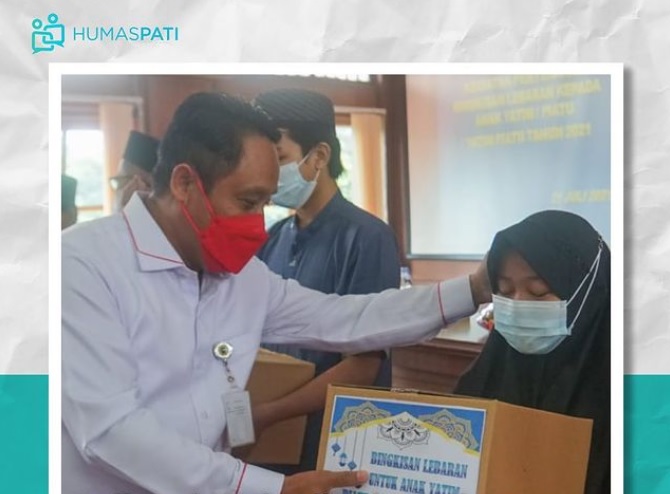 Wakil Bupati Pati, Saiful Arifin saat memberikan paket bantuan bagi anak yatim-piatu. Dokumentasi: instagram @humaspati