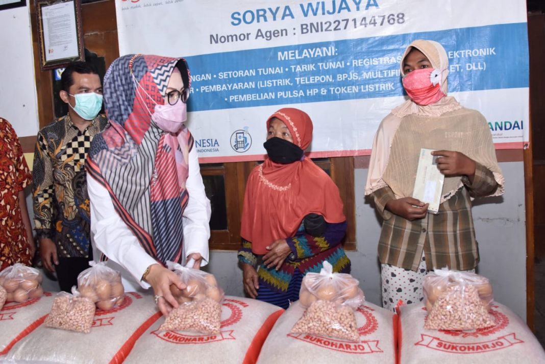 Bupati Sukoharjo, Etik Suryani saat memantau penyaluran BPNT beberapa waktu lalu. Dokumentasi: Humas Sukoharjo