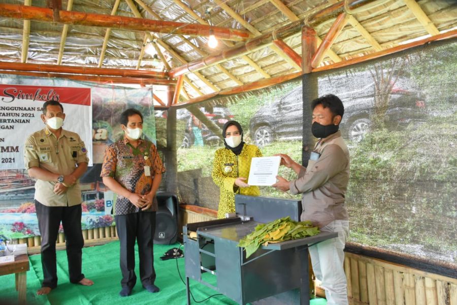 Penyerahan bantuan pertanian Kabupaten Pekalongan, Foto: pekalongankab.go.id.